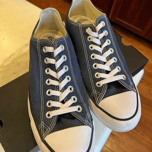 Converse Navy men’s 9 women’s 11 in original box